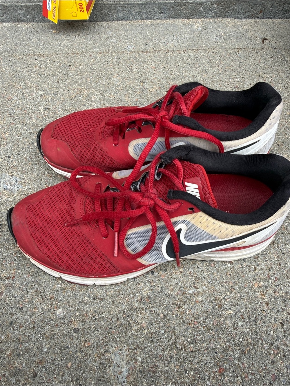 Nike Red Mesh Running Vomero 8 Sneakers size 6.5Y